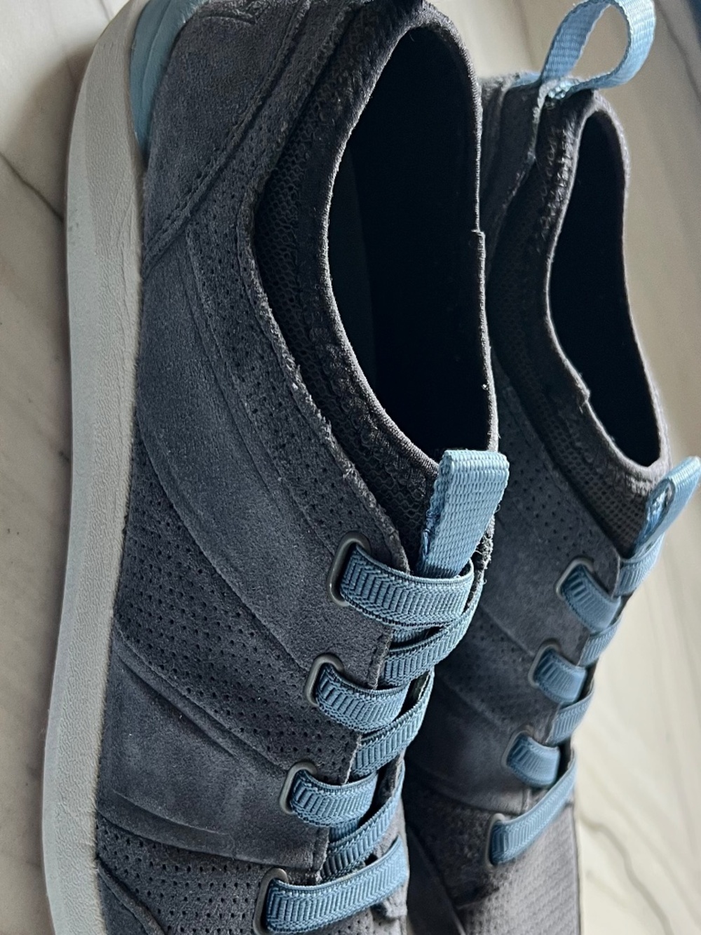 WOMANS LLBEAN SLIP ON TENNIS SHOES